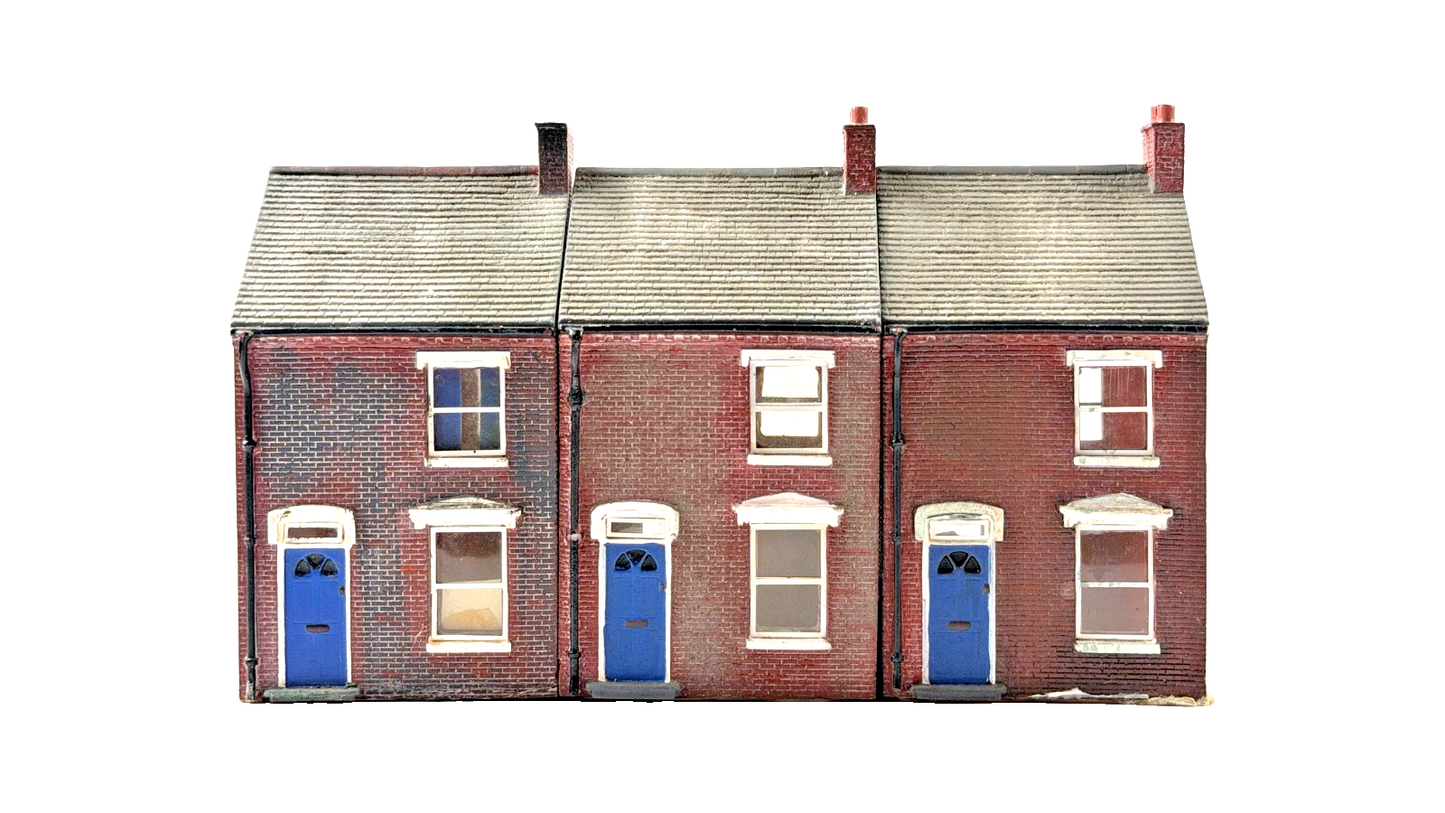 HORNBY SKALEDALE OO GAUGE - R8621 - ROW OF THREE MID TERRACE HOUSES - UNBOXED