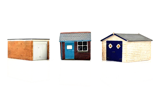 HORNBY 00 GAUGE SKALEDALE - R8552/R8986 - WOODEN & BRICK GARAGE & OUTHOUSE UB