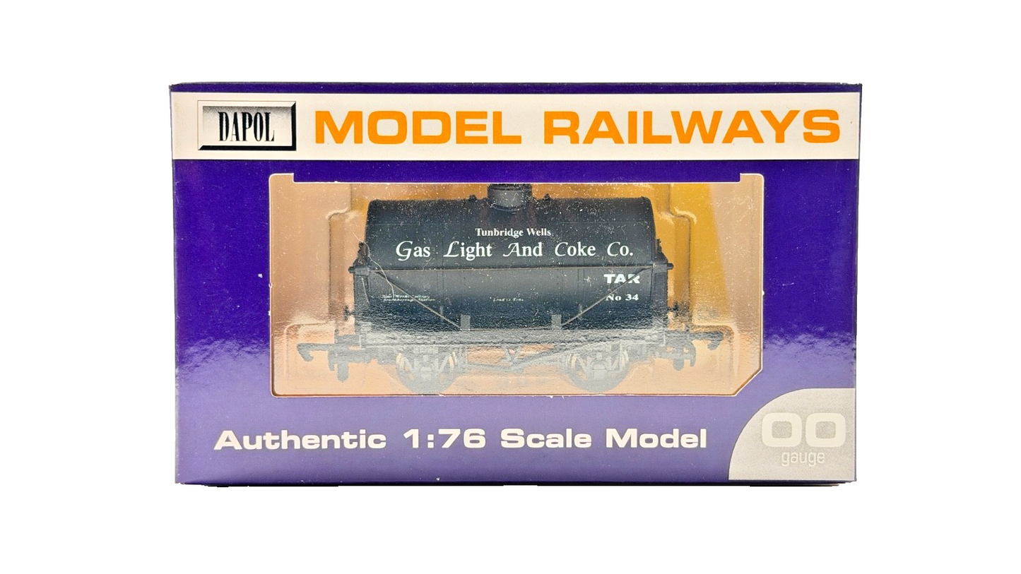 DAPOL 00 GAUGE - TUNBRIDGE WELLS GAS LIGHT AND COKE TAR TANKER (LIMITED EDITION)