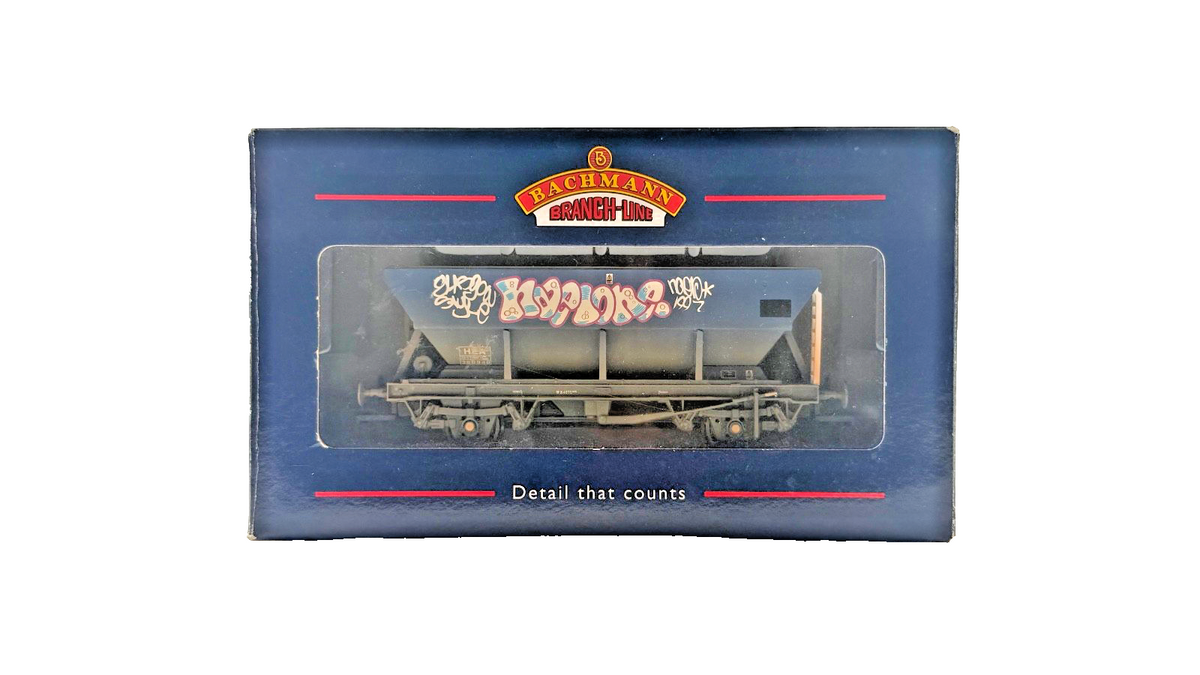 BACHMANN OO GAUGE - 33-556 - 46 TONNE HOPPER WAGON HEA WITH GRAFFITI WEATHERED
