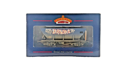 BACHMANN OO GAUGE - 33-556 - 46 TONNE HOPPER WAGON HEA WITH GRAFFITI WEATHERED
