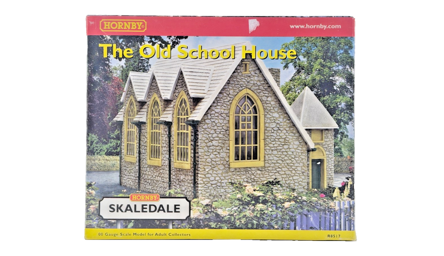 HORNBY SKALEDALE OO GAUGE - R8517 - THE OLD SCHOOL HOUSE - BOXED