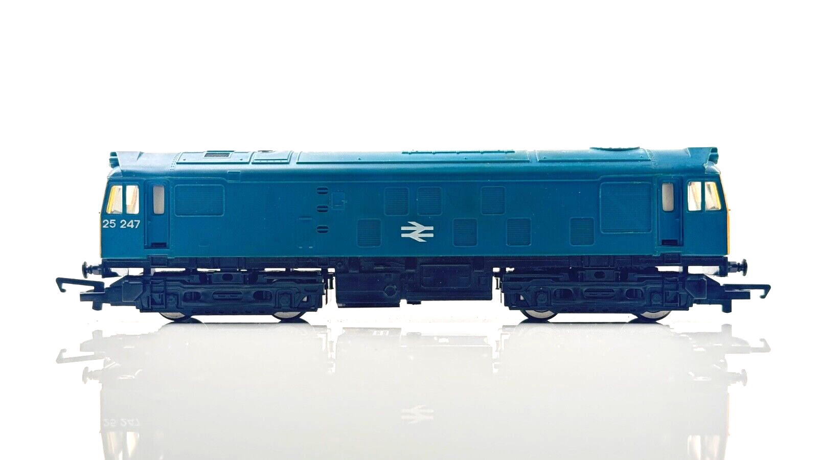 HORNBY 00 GAUGE - CLASS 25 DIESEL 25247 BR BLUE YELLOW ENDS - UNBOXED