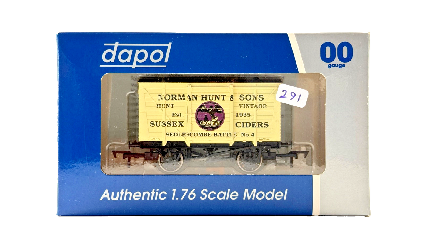 DAPOL 00 GAUGE - NORMAN HUNT SUSSEX CIDERS BATTLE VENT VAN 4 (LIMITED EDITION)