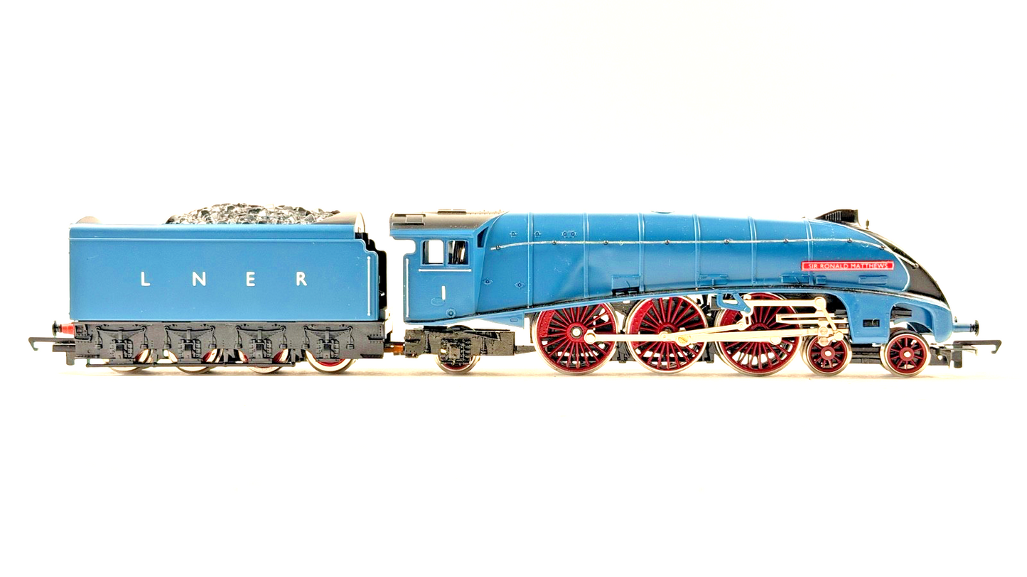 HORNBY 00 GAUGE - R649 - LNER CLASS A4 SIR RONALD MATTHEWS PRESENTATION PACK
