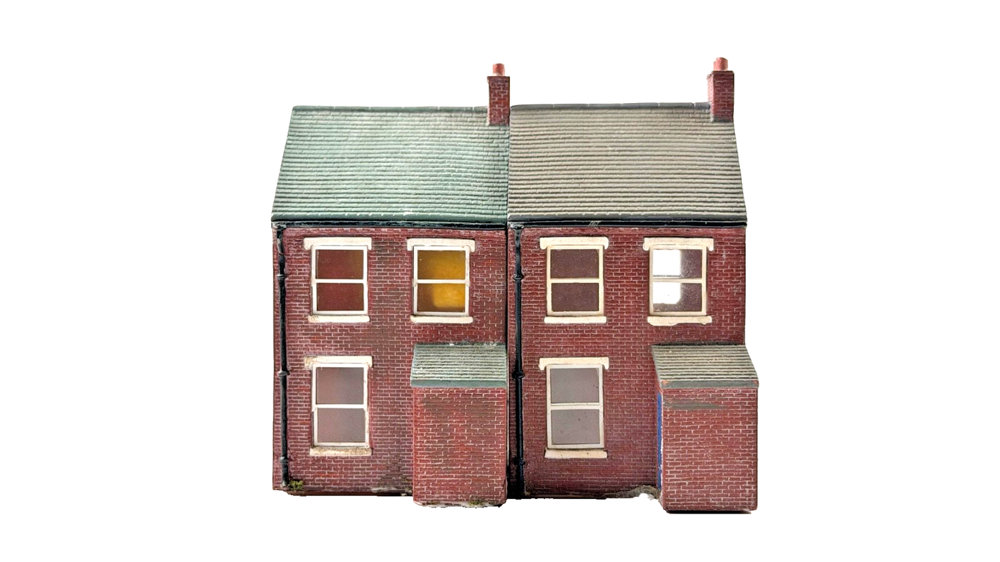 HORNBY SKALEDALE OO GAUGE - R8622 - ROW OF TWO MID TERRACE HOUSES - UNBOXED