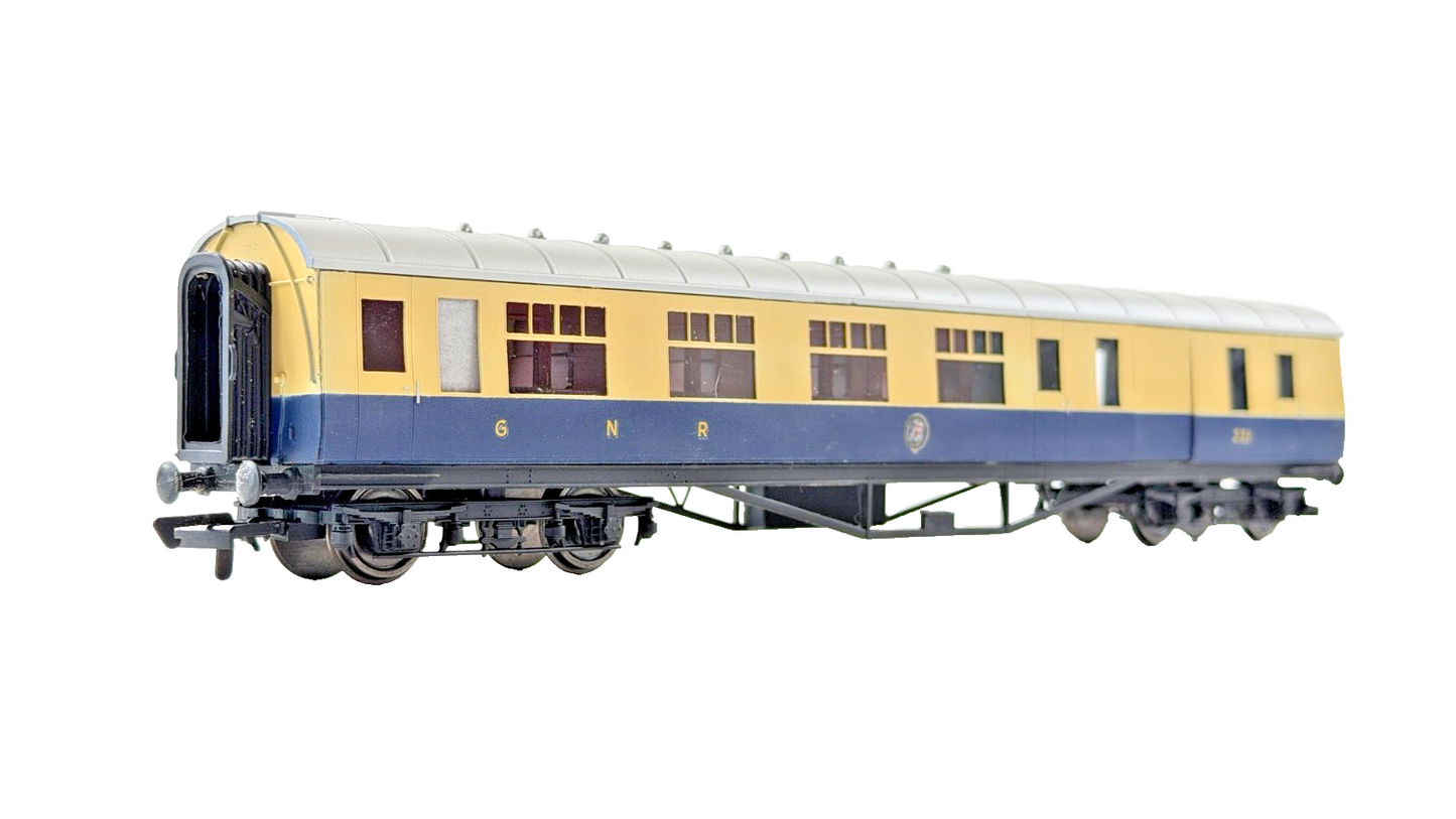SILVER FOX MODELS OO GAUGE - GNRI NORTHERN IRISH RAIL CREAM/BLUE D5 COACH 231