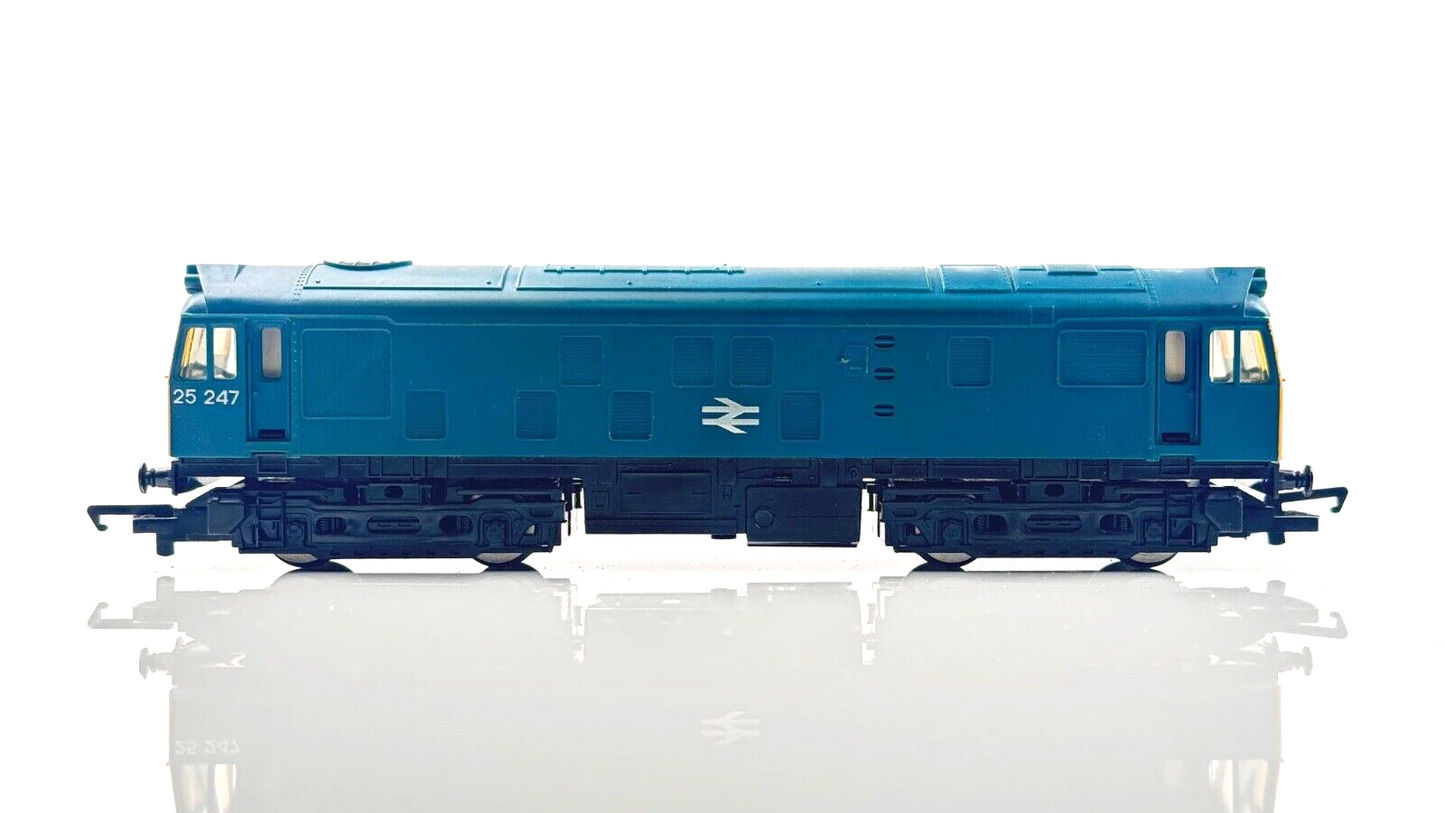 HORNBY 00 GAUGE - CLASS 25 DIESEL 25247 BR BLUE YELLOW ENDS - UNBOXED