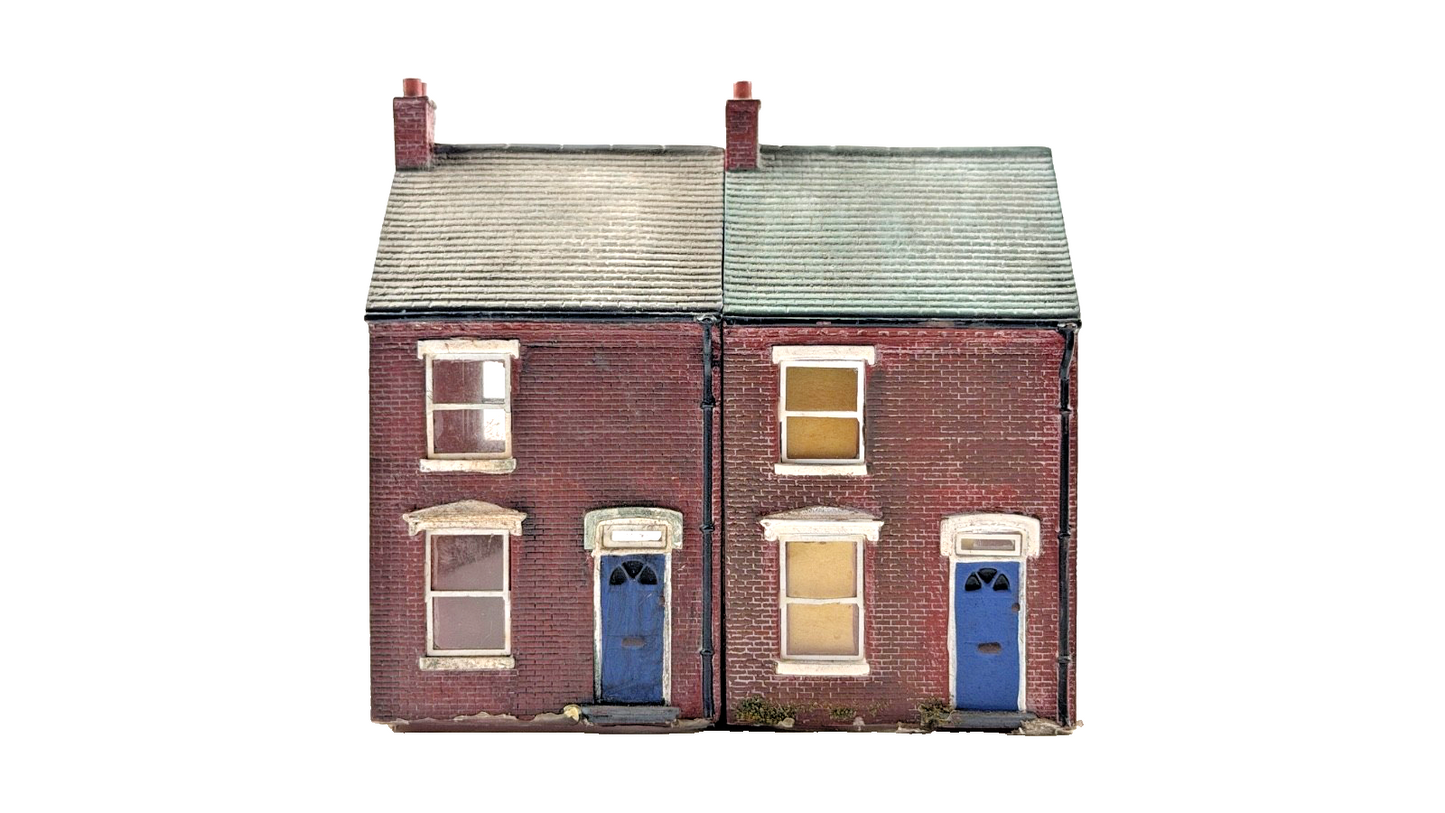 HORNBY SKALEDALE OO GAUGE - R8622 - ROW OF TWO MID TERRACE HOUSES - UNBOXED
