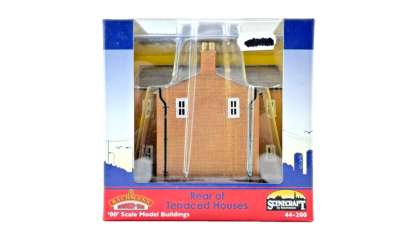 BACHMANN OO GAUGE SCENECRAFT - 44-200 - REAR OF TERRACED HOUSES - NEW