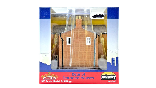 BACHMANN OO GAUGE SCENECRAFT - 44-200 - REAR OF TERRACED HOUSES - NEW